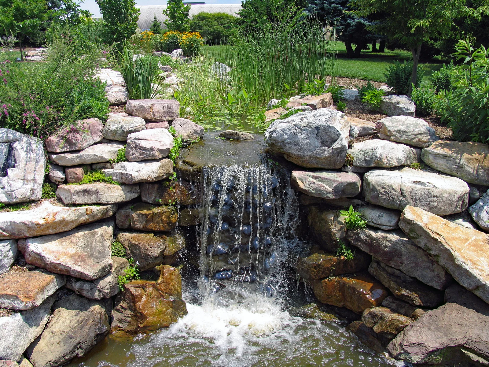 Naturstein im Garten Wasserbecken