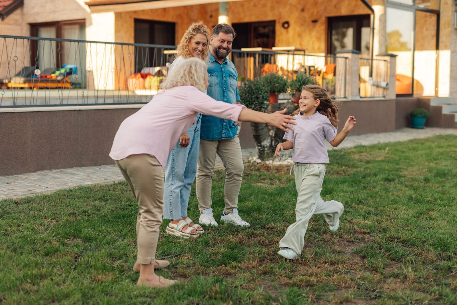 kind und oma im garten