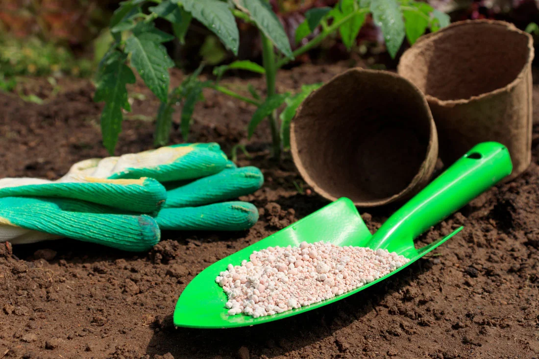 Boden wird für Naturgarten anlegen vorbereitet