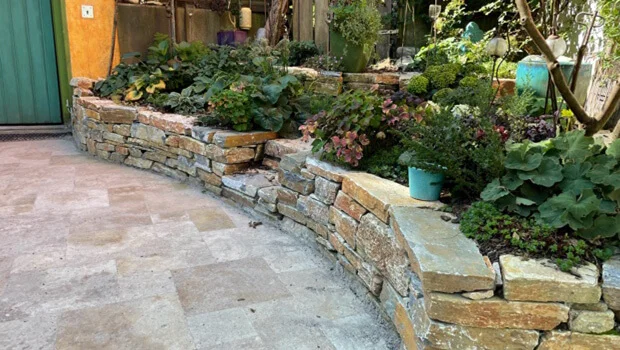 Steine im Naturgarten ohne Rasen