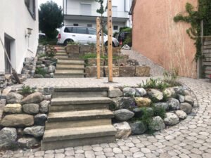 Referenzbild von einem Hauseingang mit Pflasterarbeiten