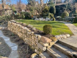 Referenzbild von einem Naturnahen Garten mit Mauer