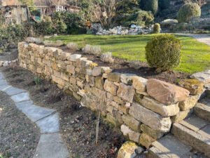 Referenzbild von Naturnahem Garten mit Mauer