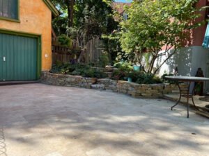 Referenzbild mit Garage und Mauer