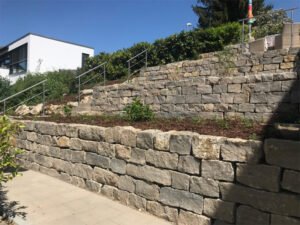 Referenzbild von Naturnahem Garten mit Mauer anderer Winkel